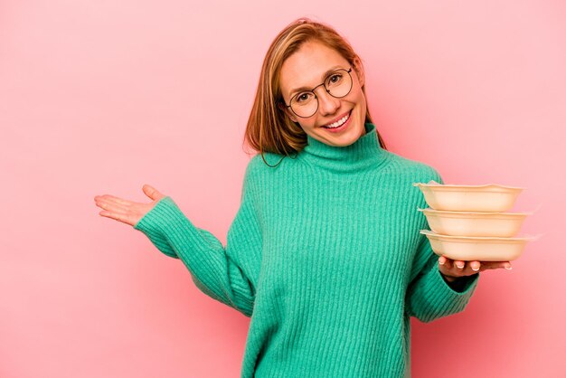 Uśmiechnięta osoba z talerzem